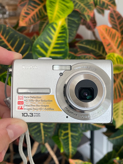 Kodak EasyShare M1063 10.3 MP Digital Camera Bundle - Silver