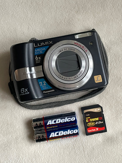 Panasonic Lumix DMC-LZ7 7.2 MP Digital Camera Bundle - Black