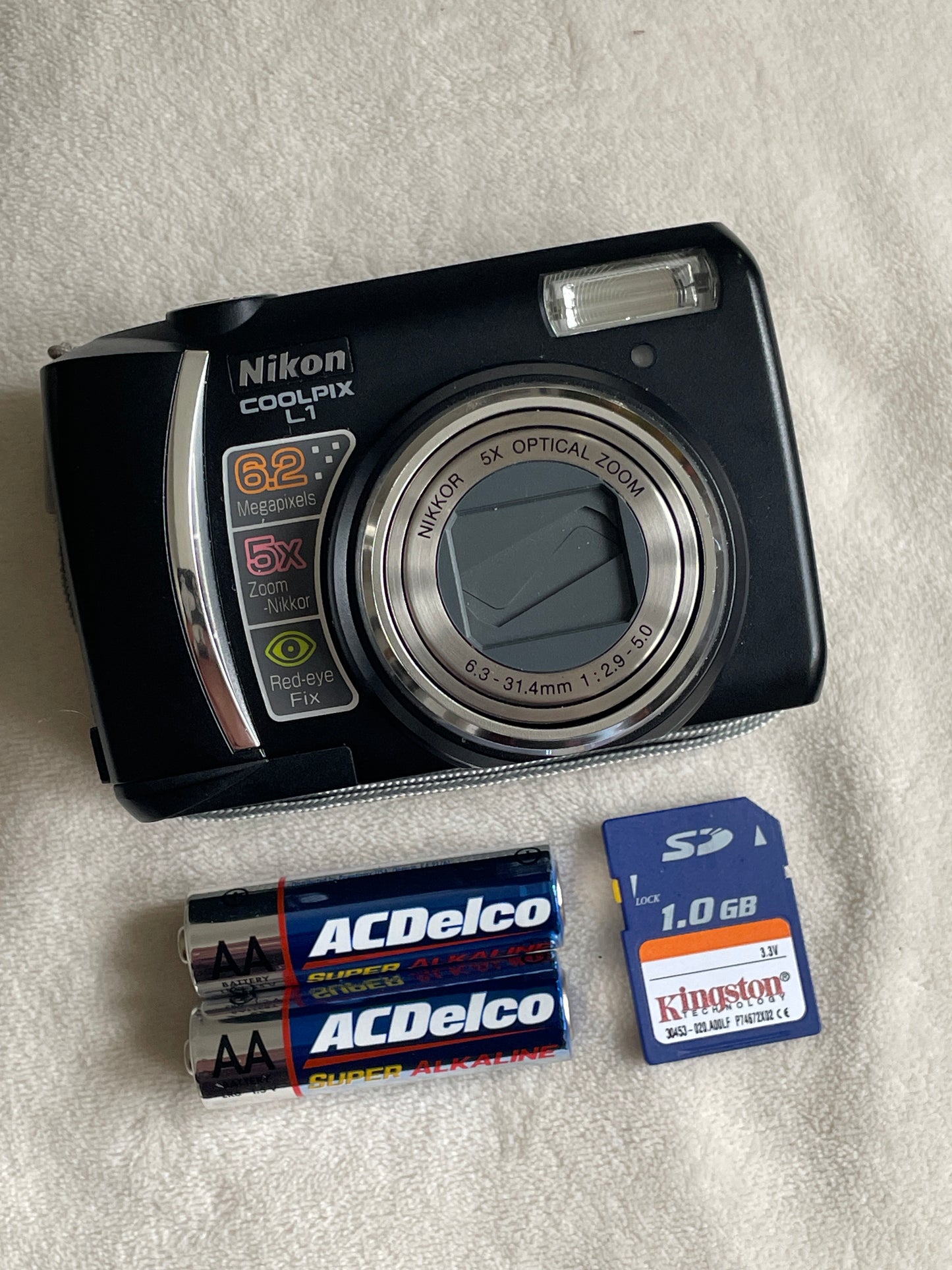 Nikon CoolPix L1 6.2 MP Digital Camera Bundle - Black