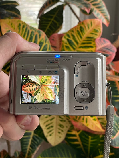 HP Photosmart M525 6.0 MP Digital Camera Bundle - Silver