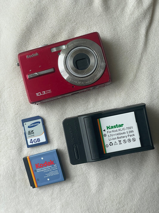Kodak EasyShare MD1063 10.3 MP Digital Camera Bundle - Red