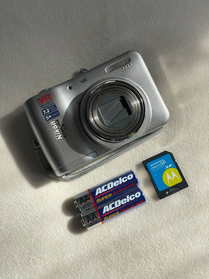 Nikon CoolPix L5 7.2 MP Digital Camera Bundle - Silver