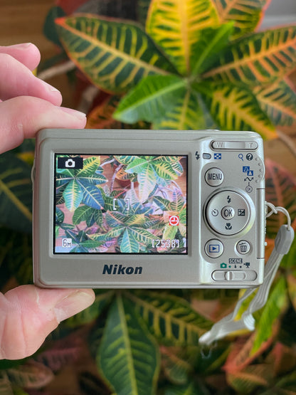 Nikon CoolPix L11 6.0 MP Digital Camera Bundle- In Original Box