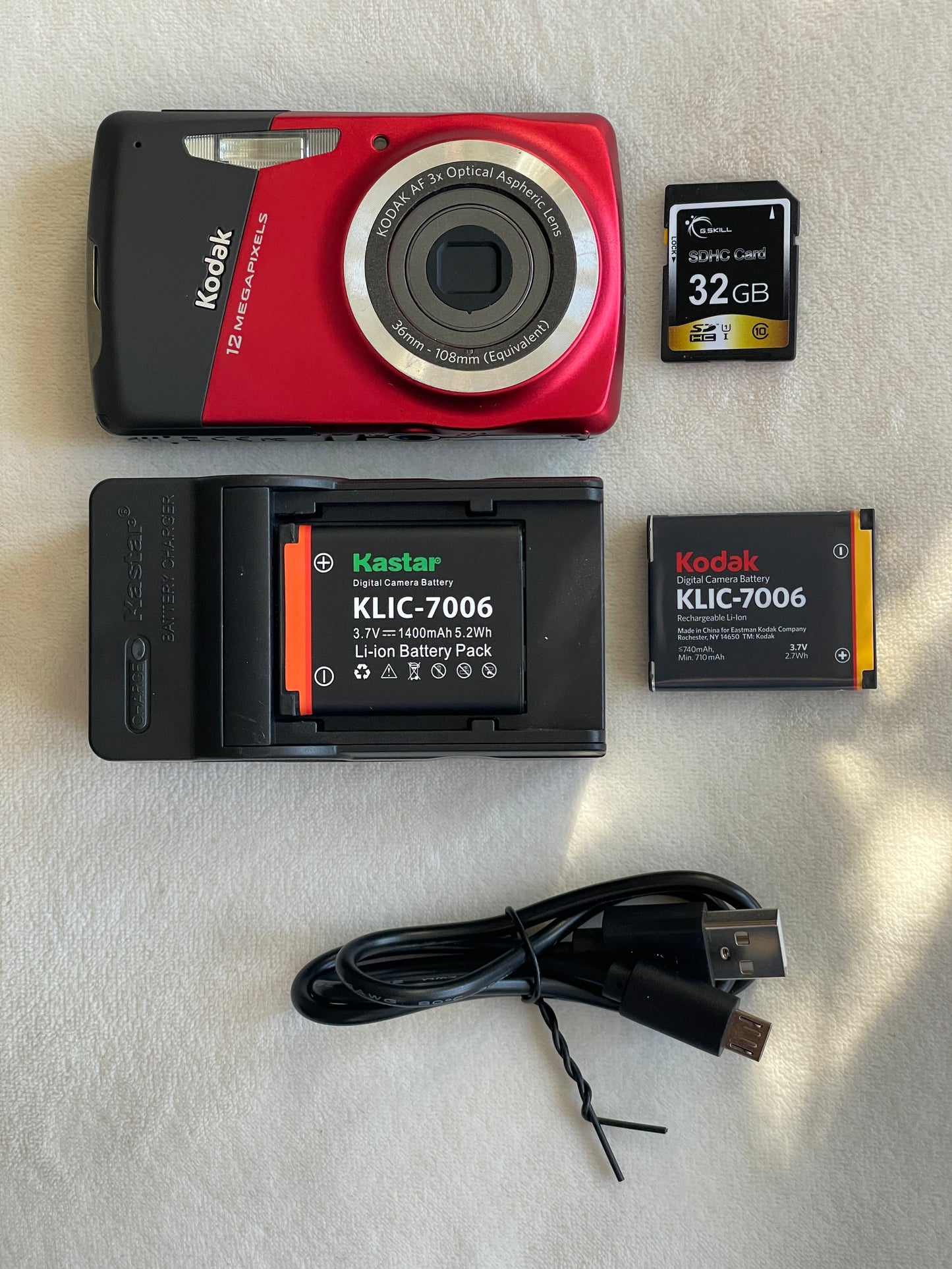 Kodak EasyShare M530 12 MP Digital Camera Bundle - Red