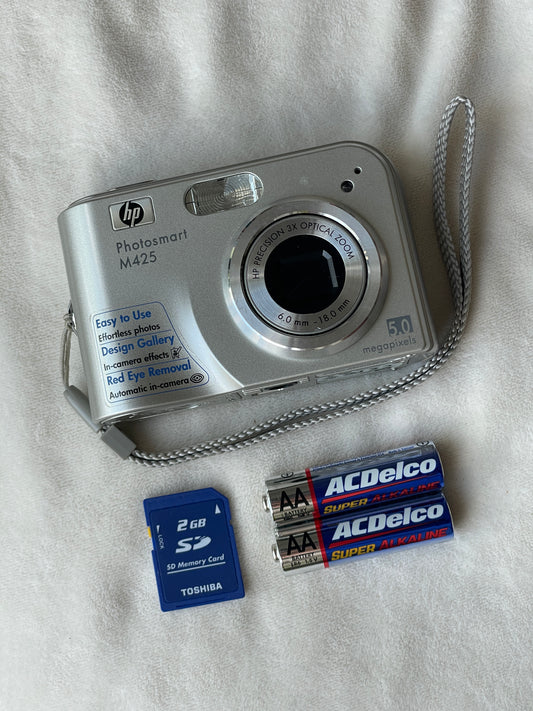 HP Photosmart M425 5.0 MP Digital Camera Bundle - Silver