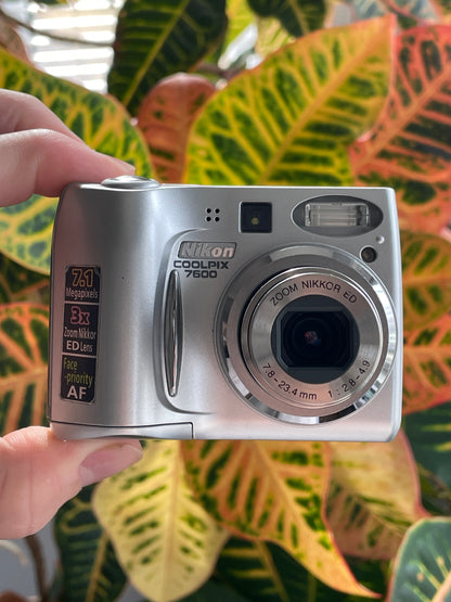 Nikon CoolPix 7600 7.1 MP Digital Camera Bundle - Silver