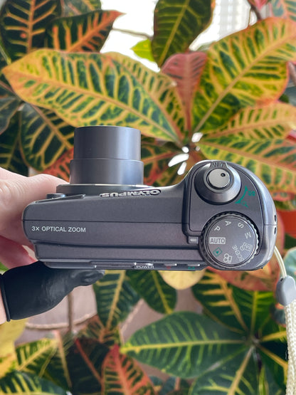 Olympus SP-320 7.1 MP Digital Camera Bundle - Gray - Original Box