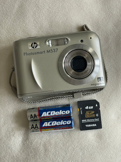 HP Photosmart M537 6.0 MP Digital Camera Bundle - Silver