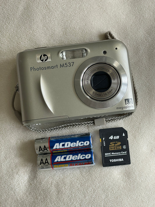 HP Photosmart M537 6.0 MP Digital Camera Bundle - Silver