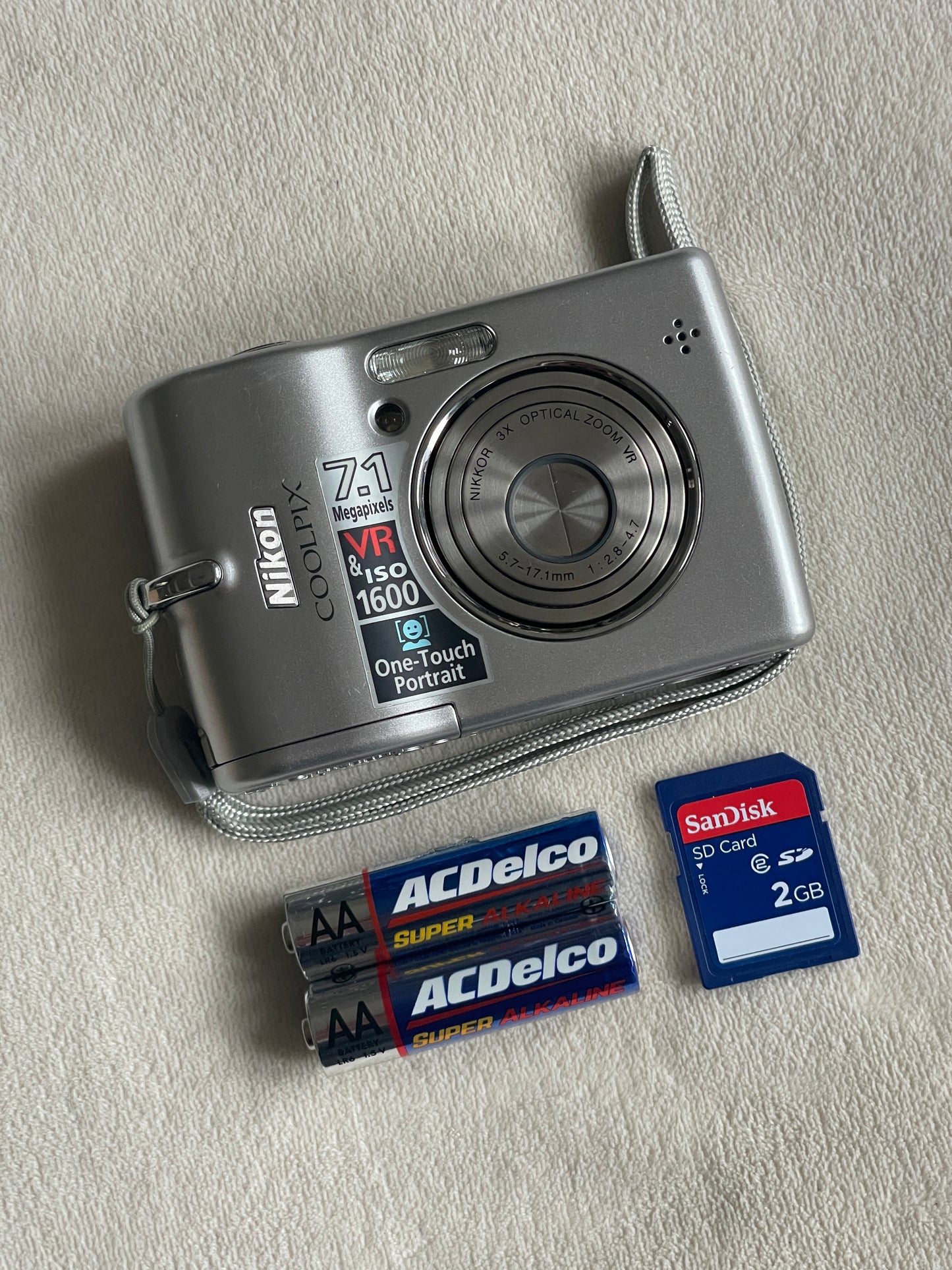 Nikon CoolPix L12 7.1 MP Digital Camera Bundle - Silver