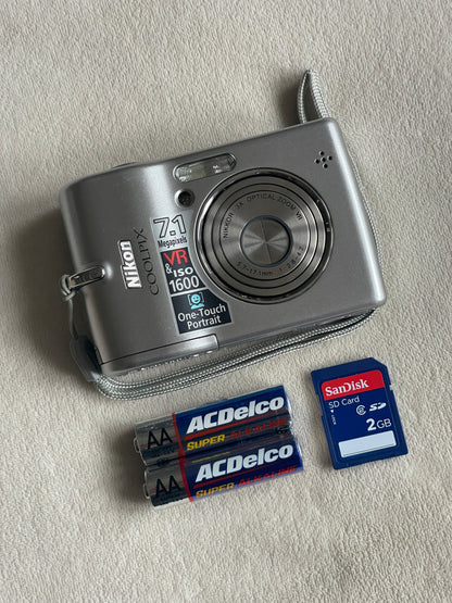 Nikon CoolPix L12 7.1 MP Digital Camera Bundle - Silver