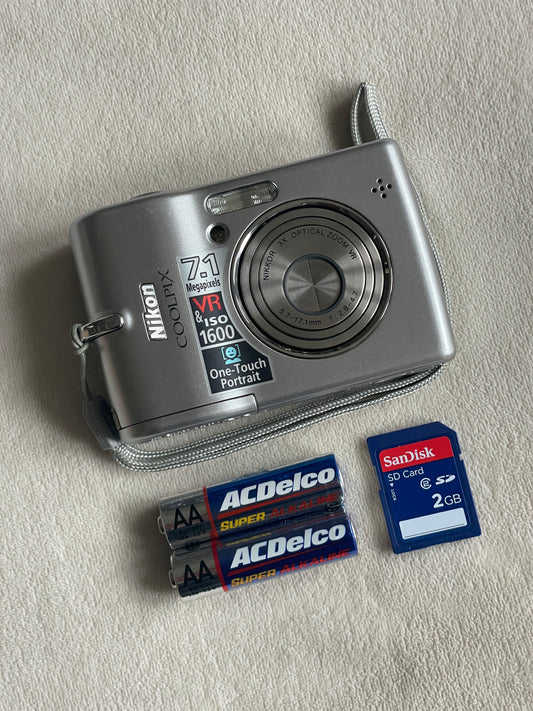 Nikon CoolPix L12 7.1 MP Digital Camera Bundle - Silver