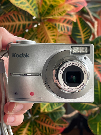 Kodak EasyShare C713 7.0 MP Digital Camera Bundle - Silver