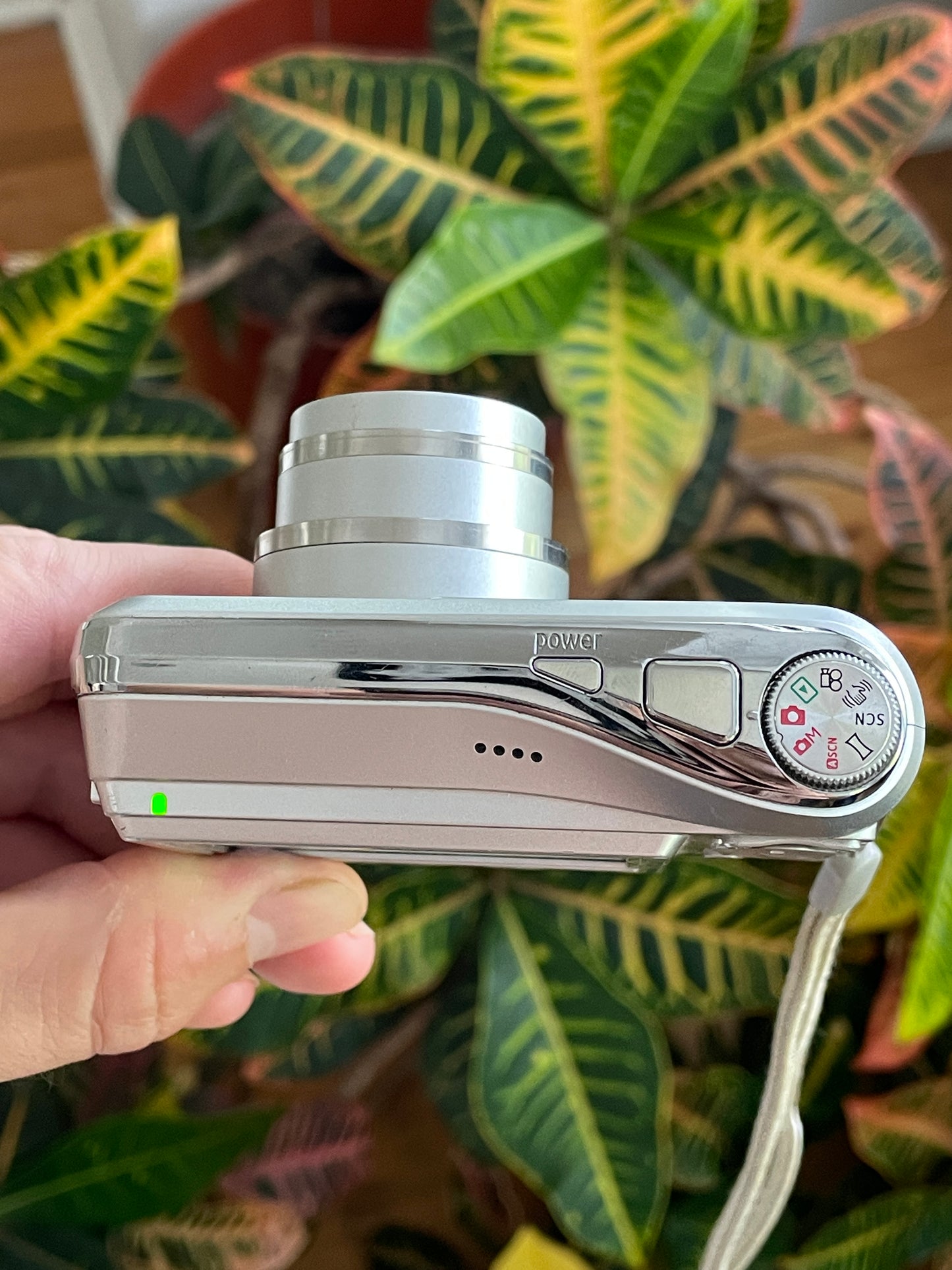 GE A1050 10.1 MP Digital Camera Bundle - Silver