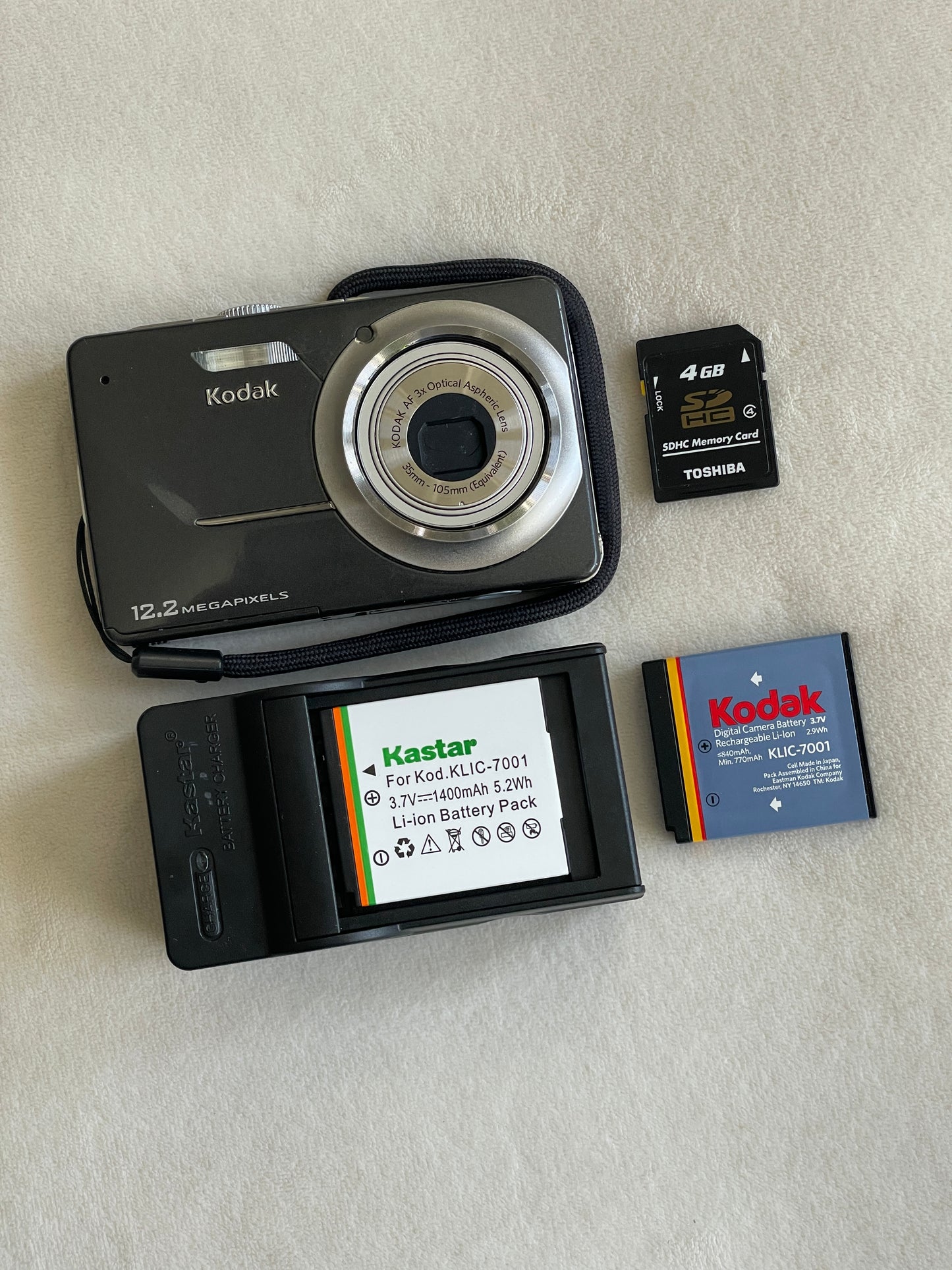 Kodak EasyShare MD41 12.2 MP Digital Camera Bundle - Sparkly Gray