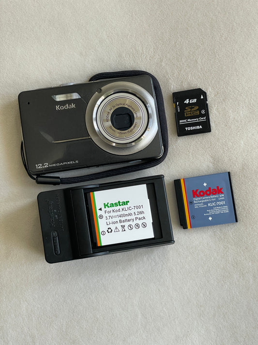Kodak EasyShare MD41 12.2 MP Digital Camera Bundle - Sparkly Gray
