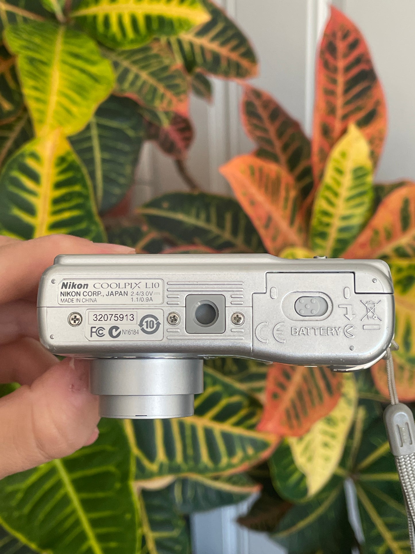 Nikon CoolPix L10 5.0 MP Digital Camera Bundle - Silver