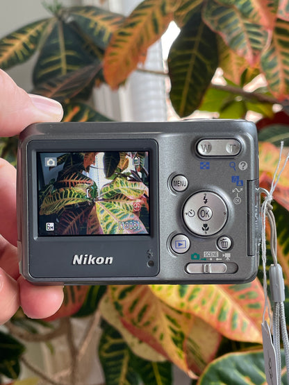 Nikon Coolpix L2 6.0 MP Digital Camera Bundle - Gray