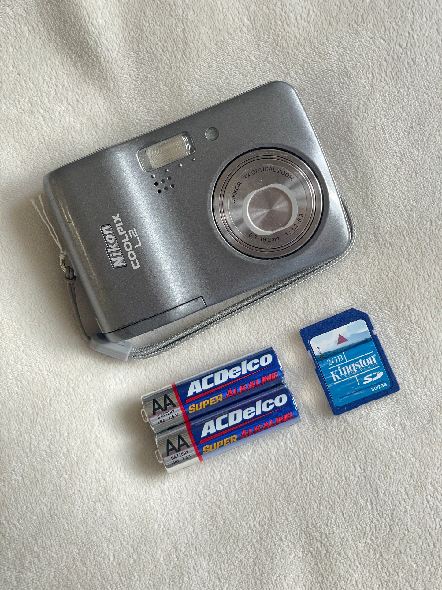Nikon Coolpix L2 6.0 MP Digital Camera Bundle - Gray