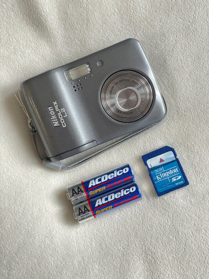 Nikon Coolpix L2 6.0 MP Digital Camera Bundle - Gray