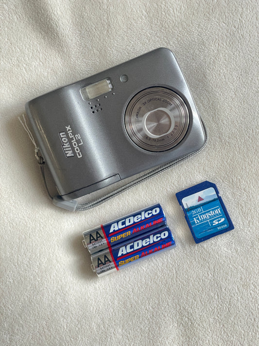 Nikon Coolpix L2 6.0 MP Digital Camera Bundle - Gray