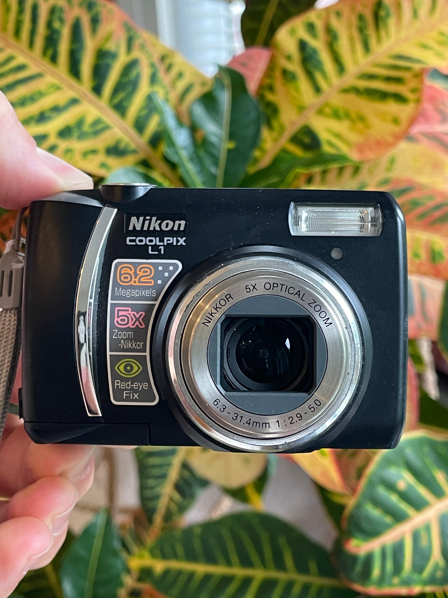 Nikon Coolpix L1 6.2 MP Digital Camera Bundle - Black