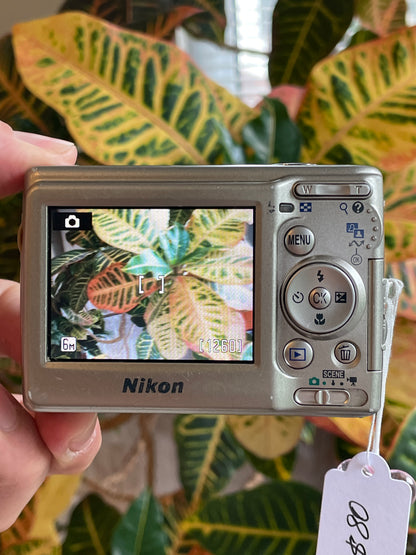 Nikon Coolpix L11 6.0 MP Digital Camera Bundle - Silver