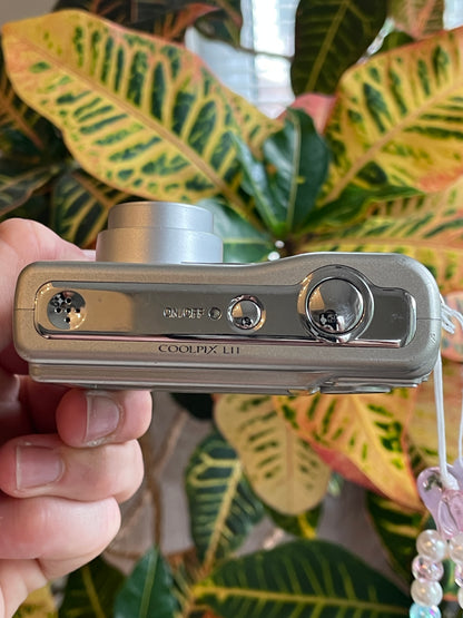 Nikon Coolpix L11 6.0 MP Digital Camera Bundle - Silver