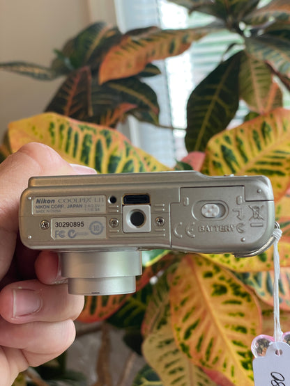 Nikon Coolpix L11 6.0 MP Digital Camera Bundle - Silver
