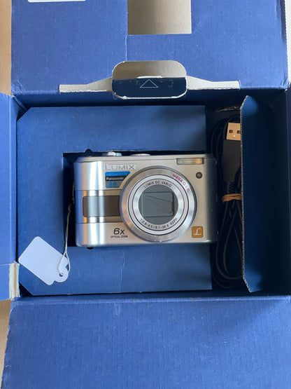 Panasonic Lumix DMC-LZ3 5.0 MP Digital Camera Bundle - Silver - In Box