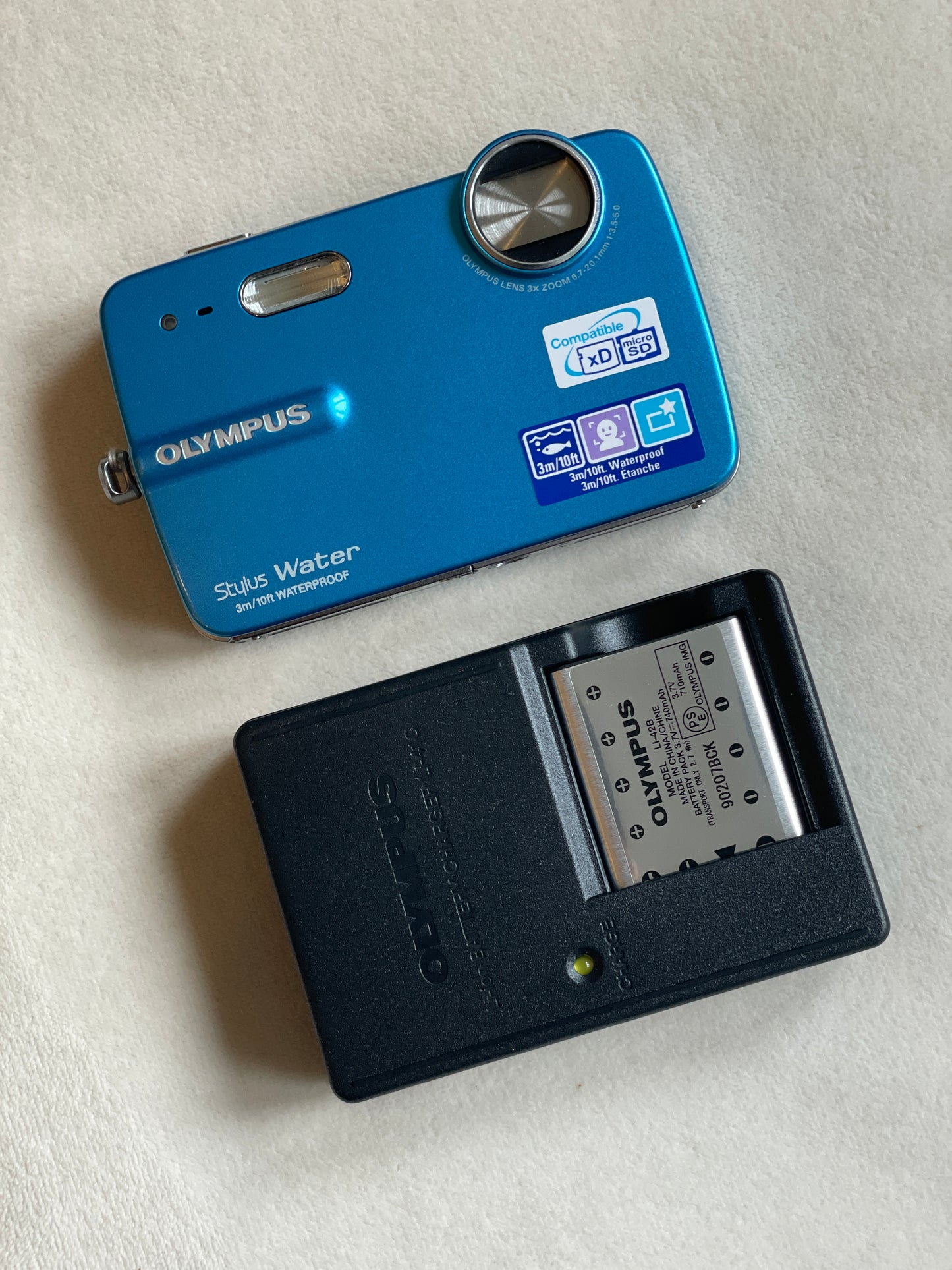 Olympus Stylus-550WP 10 MP Digital Camera Bundle - Blue - Original Box