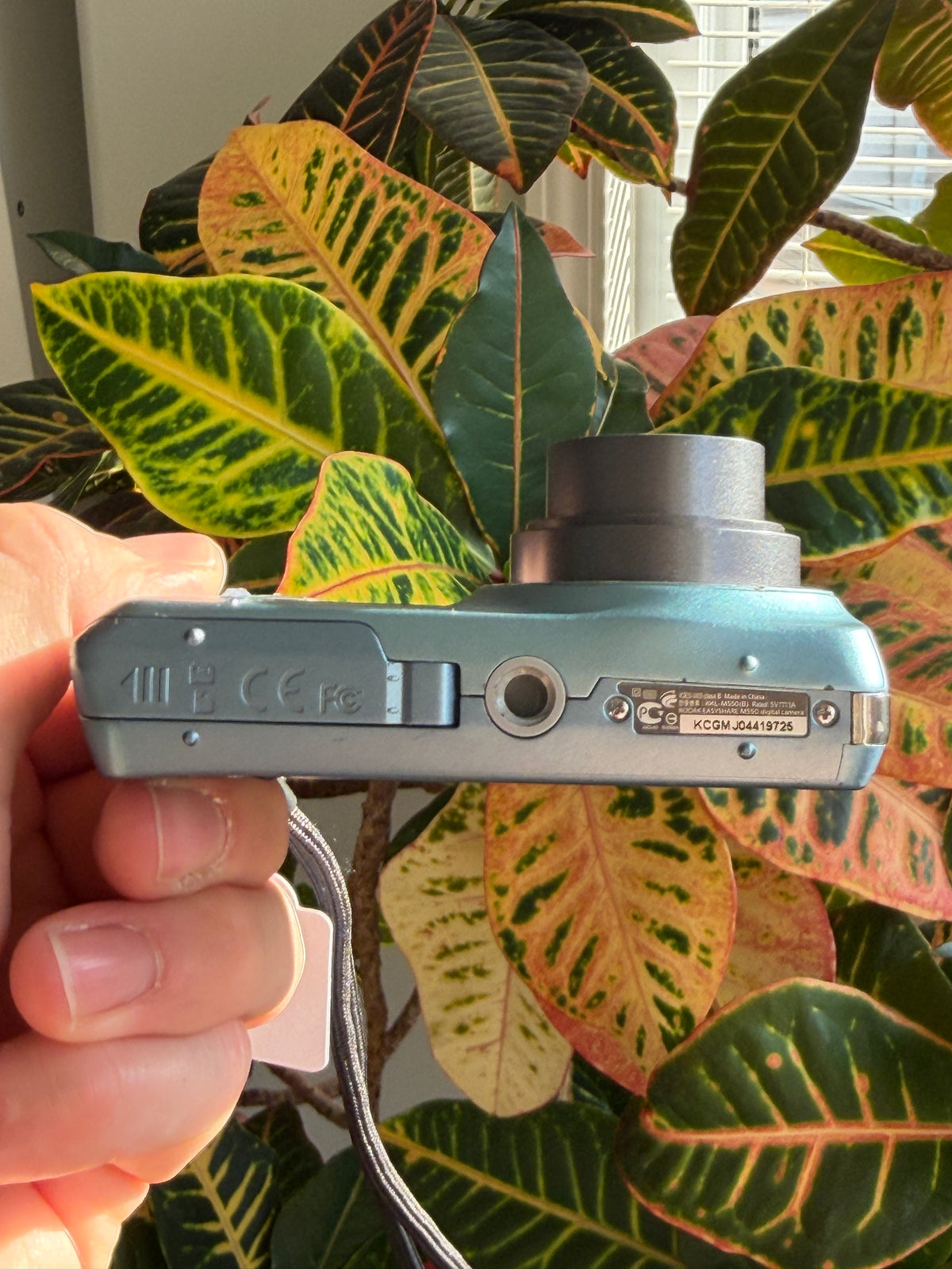 Kodak EasyShare M550 digital camera bottom view