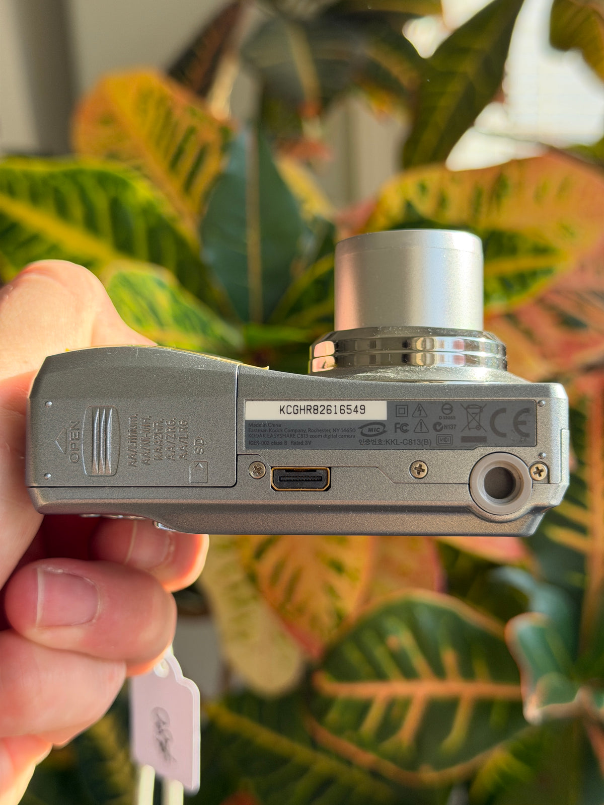 Kodak EasyShare C813 digital camera bottom view