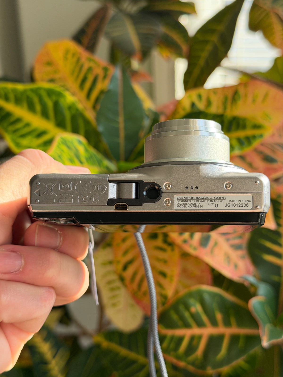 Olympus VR-320 digital camera bottom view